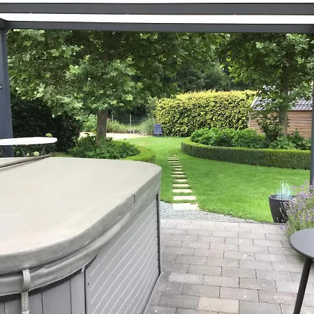 De Steenberg Tweepersoonskamer Met Grote Badkamer, Kitchenette En Tuinzicht Op De Eerste Verdieping Pensionat Geel