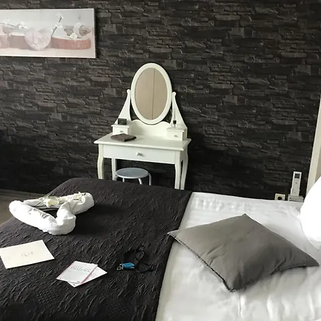 De Steenberg Tweepersoonskamer Met Grote Badkamer, Kitchenette En Tuinzicht Op De Eerste Verdieping *