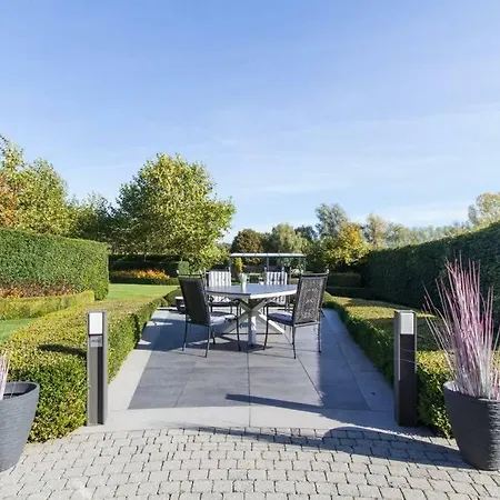 De Steenberg Tweepersoonskamer Met Grote Badkamer, Kitchenette En Tuinzicht Op De Eerste Verdieping Geel