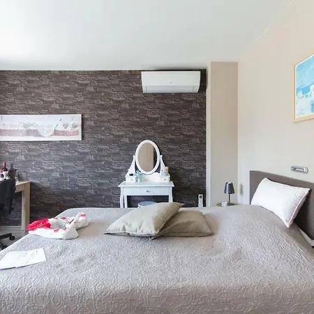 De Steenberg Tweepersoonskamer Met Grote Badkamer, Kitchenette En Tuinzicht Op De Eerste Verdieping