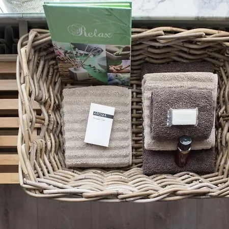 ゲストハウス De Steenberg Tweepersoonskamer Met Grote Badkamer, Kitchenette En Tuinzicht Op De Eerste Verdieping *