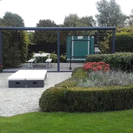 Pensionat De Steenberg Tweepersoonskamer Met Grote Badkamer, Kitchenette En Tuinzicht Op De Eerste Verdieping