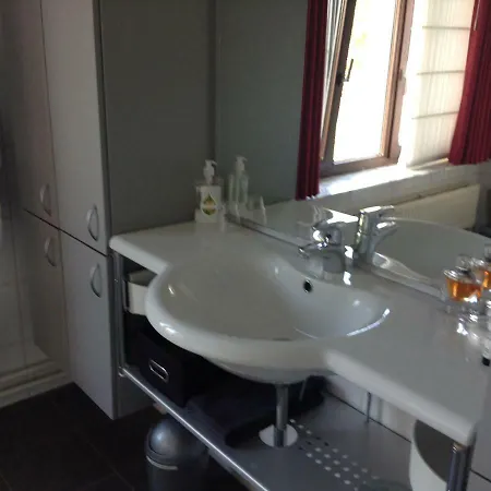 Pensionat De Steenberg Tweepersoonskamer Met Grote Badkamer, Kitchenette En Tuinzicht Op De Eerste Verdieping *