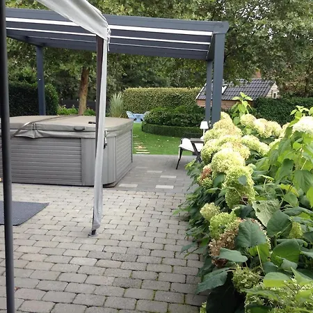 ゲストハウス De Steenberg Tweepersoonskamer Met Grote Badkamer, Kitchenette En Tuinzicht Op De Eerste Verdieping