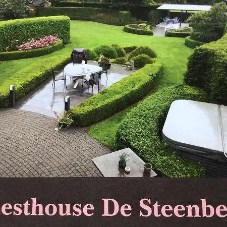 De Steenberg Tweepersoonskamer Met Grote Badkamer, Kitchenette En Tuinzicht Op De Eerste Verdieping Geel
